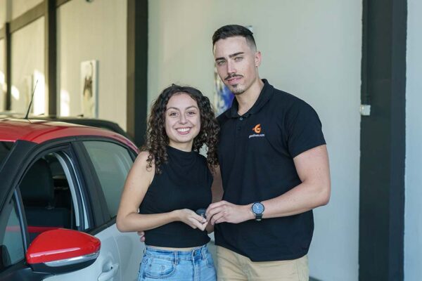 Entrega del coche a la ganadora del sorteo del 10º Aniversario